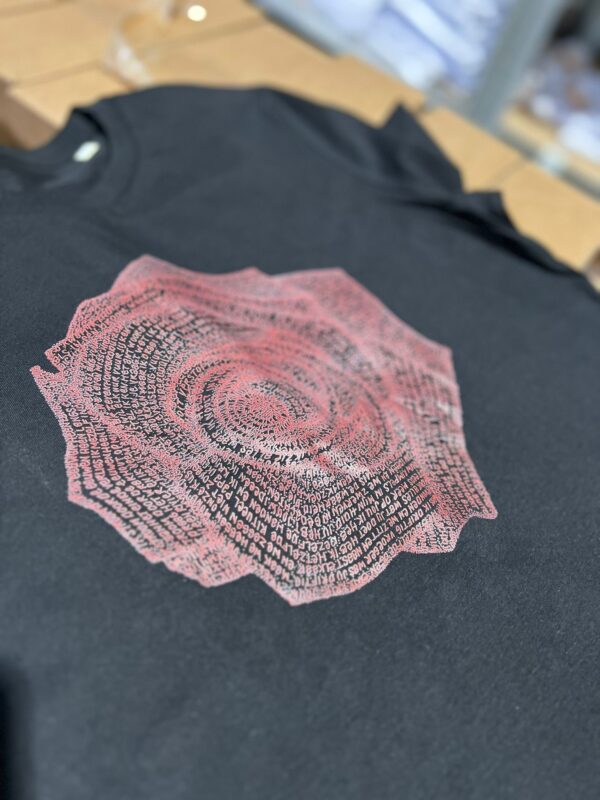T-shirt zwart met rode roos opdruk